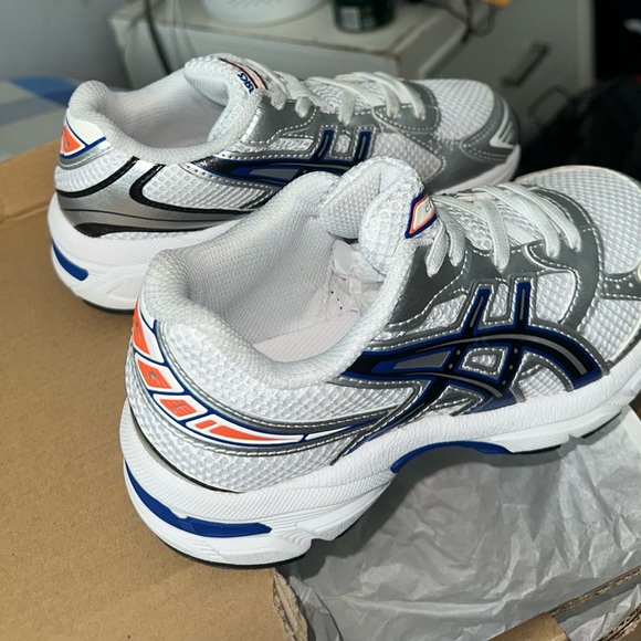 ASICS Gel Sneakers in White and Navy - Picture 3 of 3